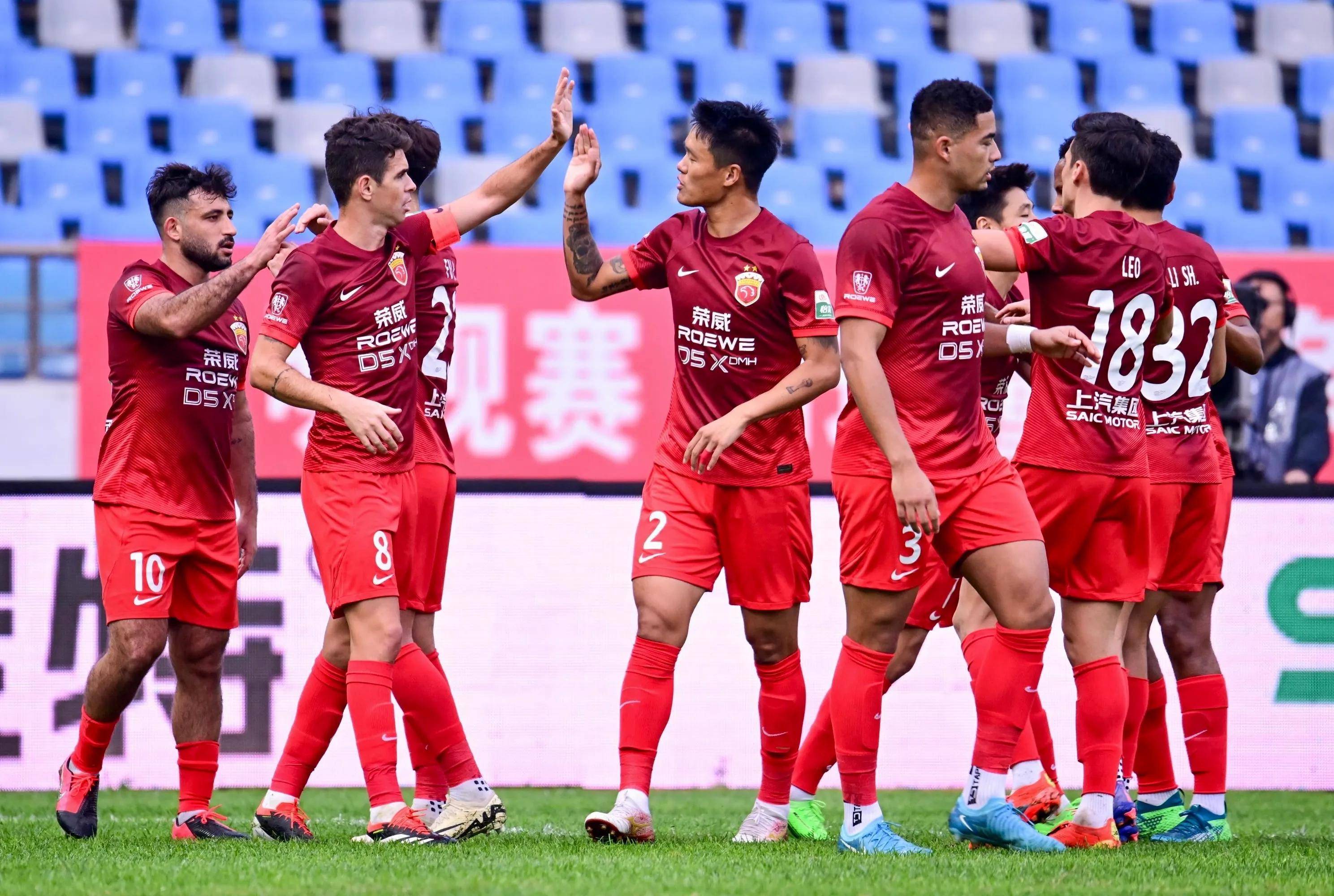 米兰体育官方-凭借一波上海海港，中超成功三杀，现场弹幕炸裂