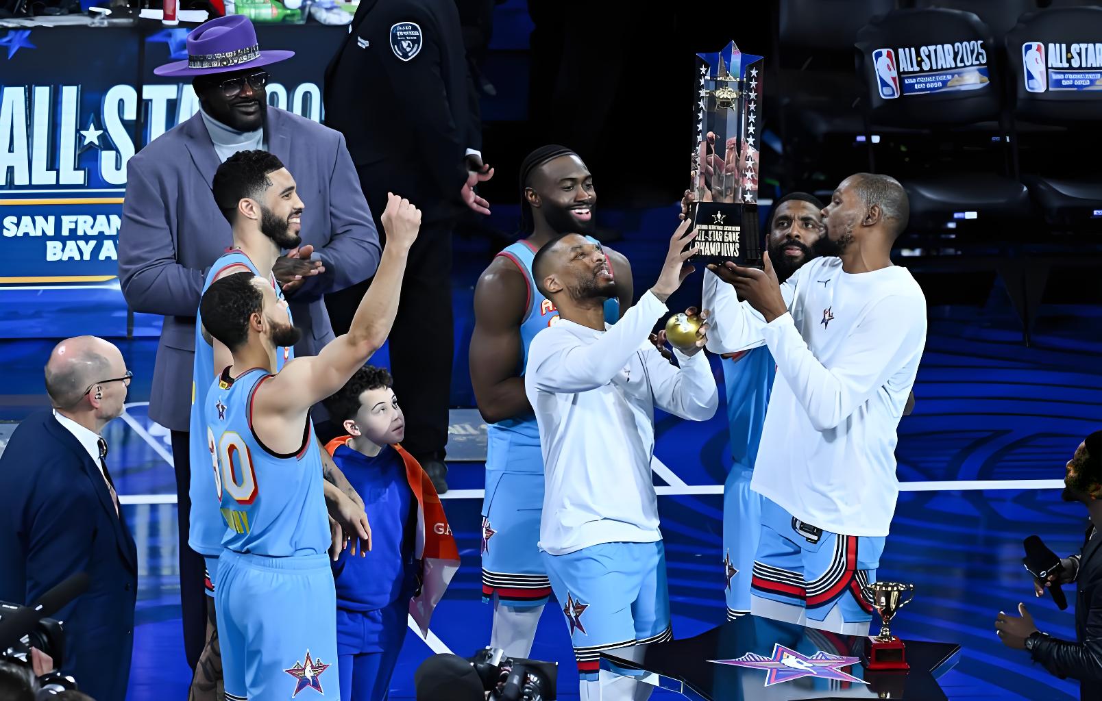 包含篮球明星合作新广告,引发粉丝热议的词条 包含篮球明星合作新广告,引发粉丝热议的词条