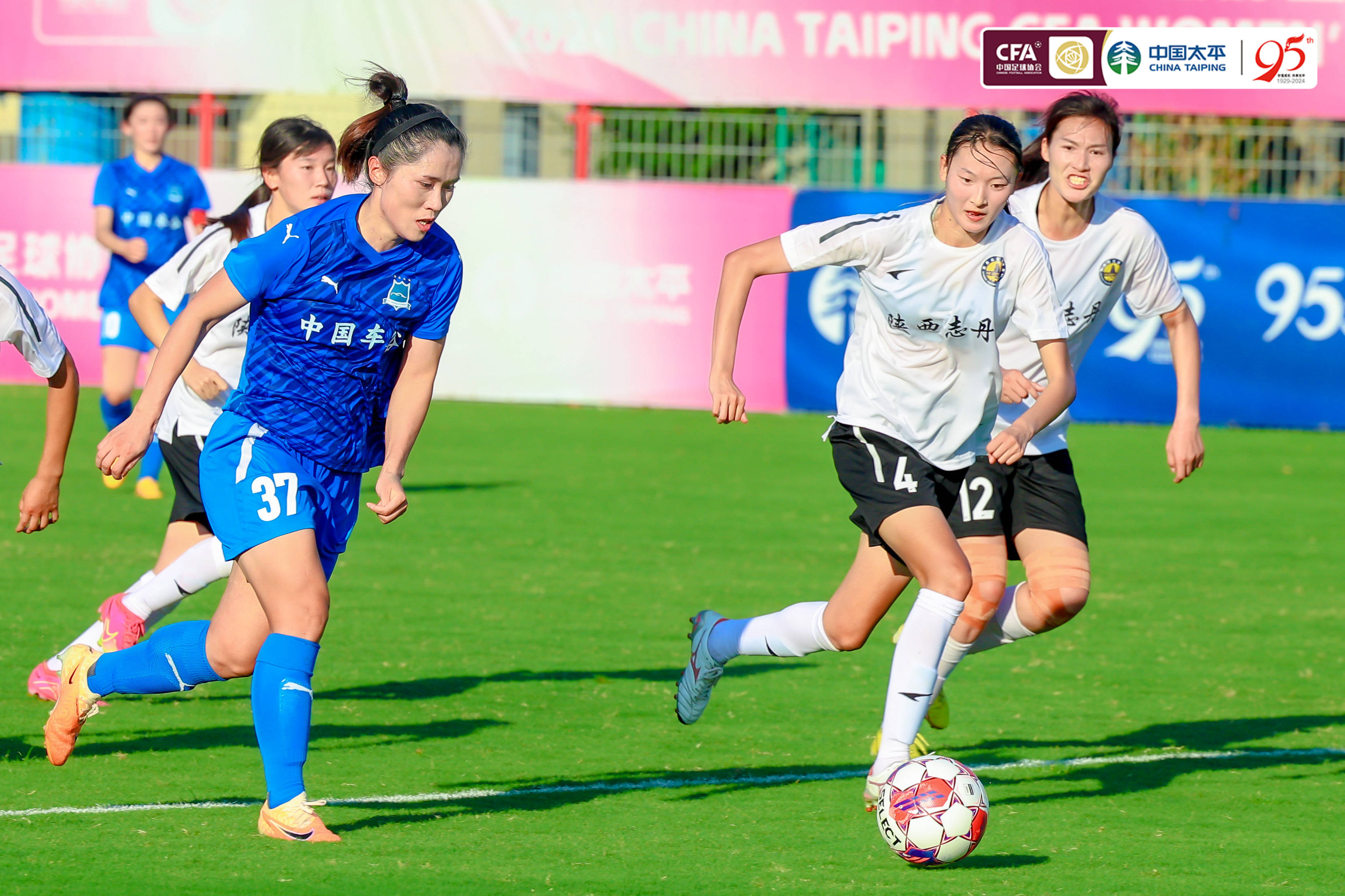 中国女足球员在国际赛场上崭露头角 中国女足球员在国际赛场上崭露头角