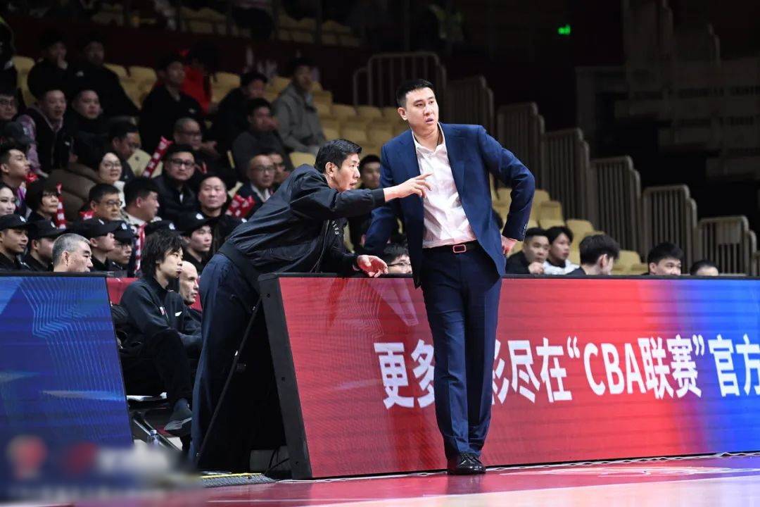 包含教练组合声援球员,提振士气备战的词条 包含教练组合声援球员,提振士气备战的词条