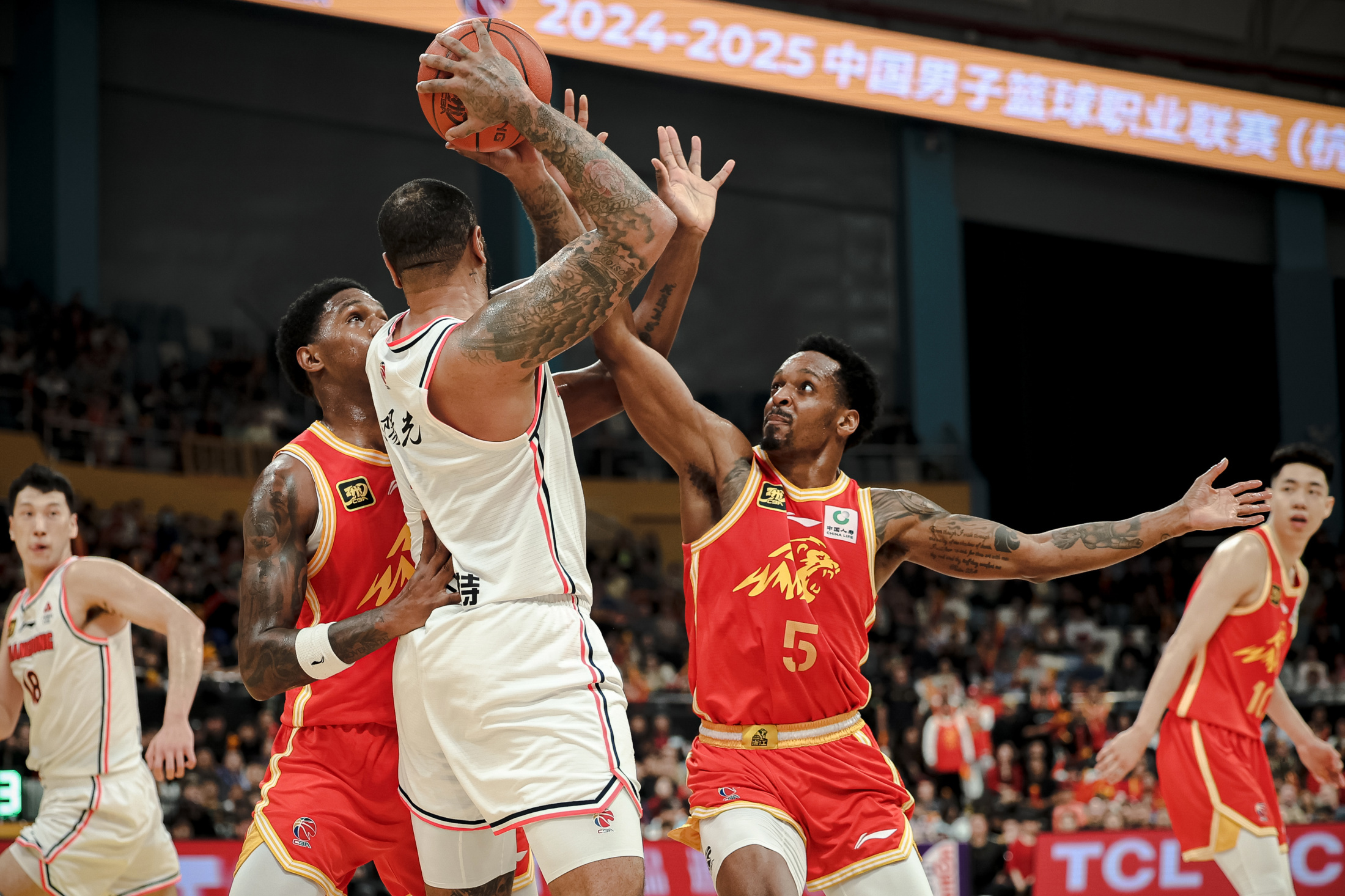 米兰体育官方-包含全球篮球热度飙升，赛场上充满精彩火花的词条