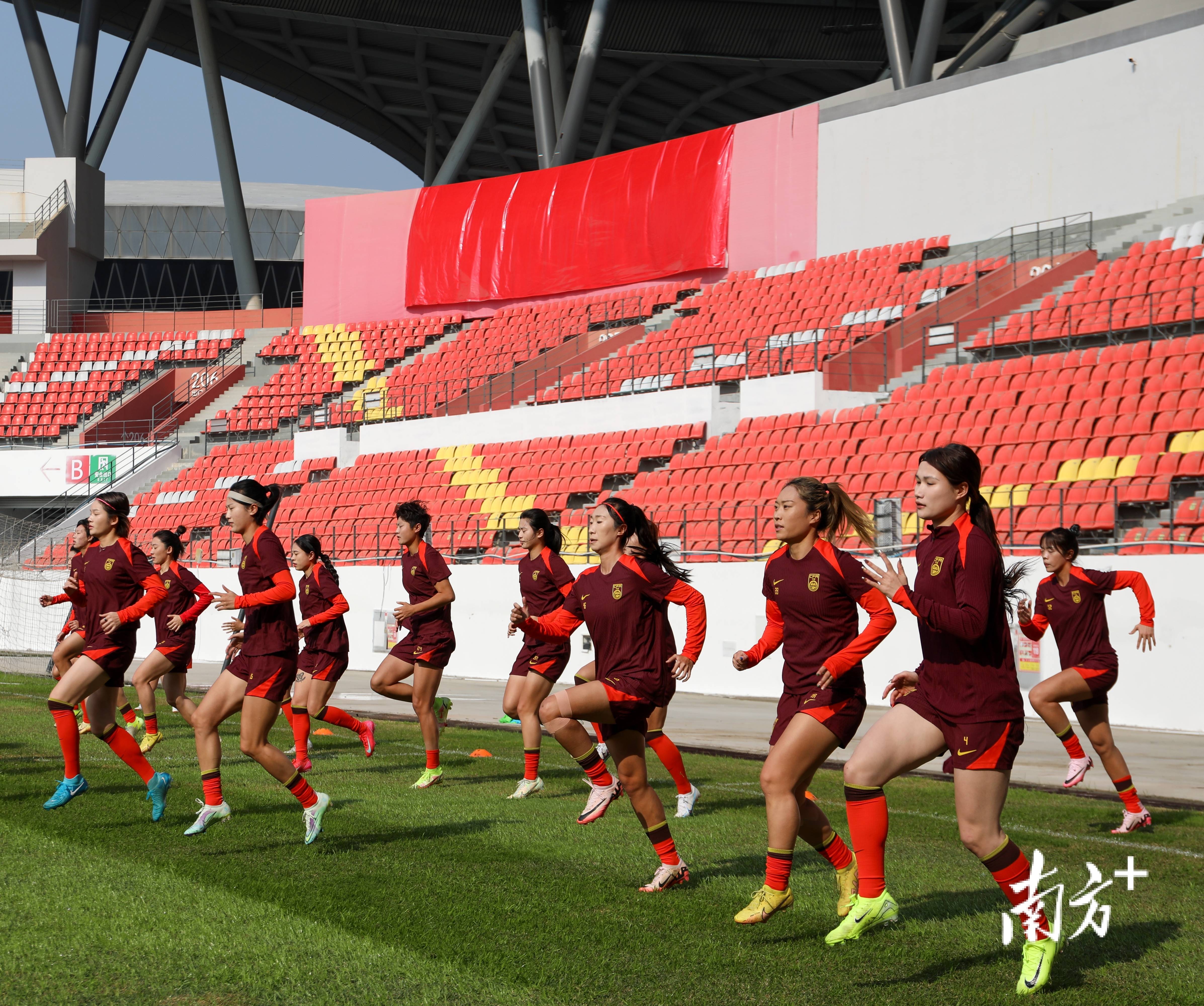 墨西哥女足队员完成国际友谊赛拉练 墨西哥女足队员完成国际友谊赛拉练
