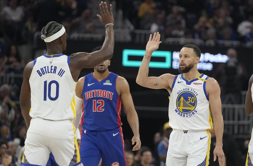 勇士客场突破魔术,实现四连胜 勇士客场突破魔术,实现四连胜