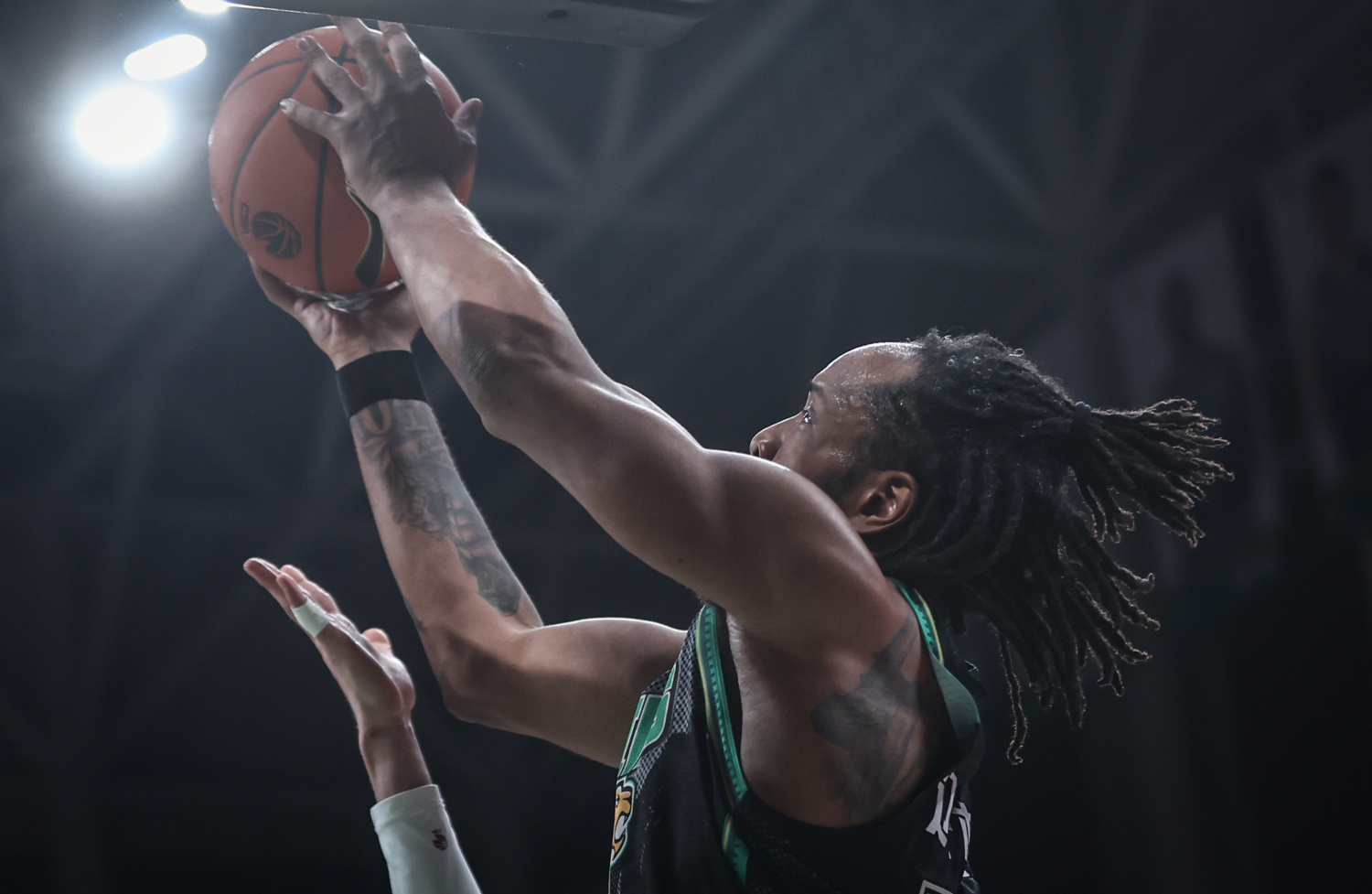 米兰体育官网app-大连力挽狂澜，球队坚持不懈