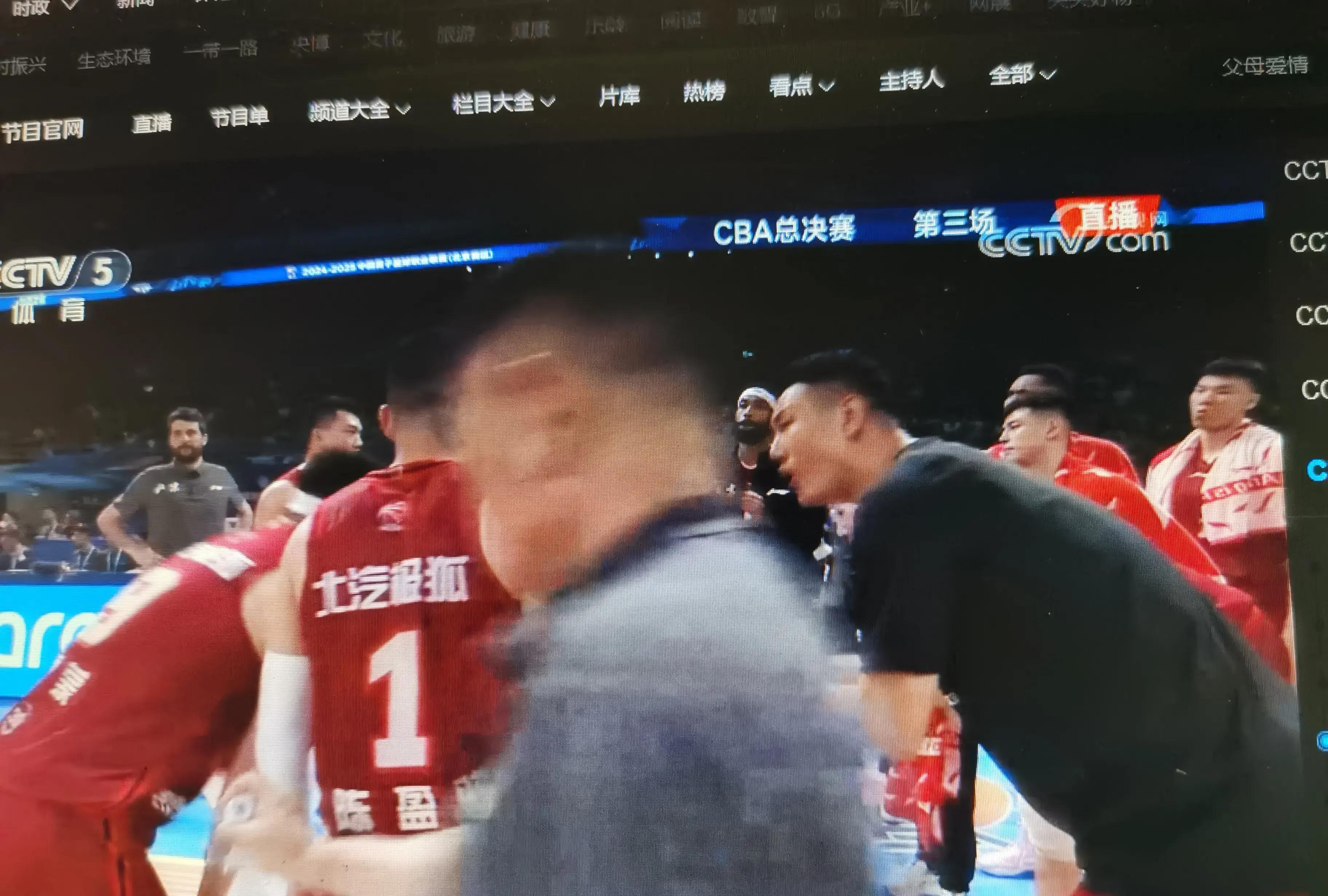 球队主场大比分赢球，实力有所增强